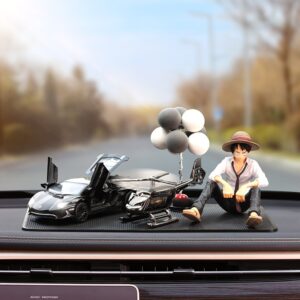 Mô hình nhân vật hoạt hình Luffy bên siêu xe