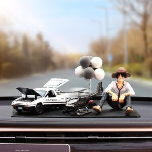 Mô hình nhân vật hoạt hình Luffy bên siêu xe