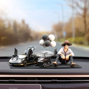 Mô hình nhân vật hoạt hình Luffy bên siêu xe